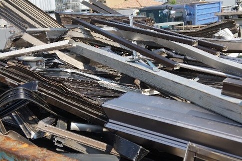 ビスやパッキンなどが付着したアルミサッシ