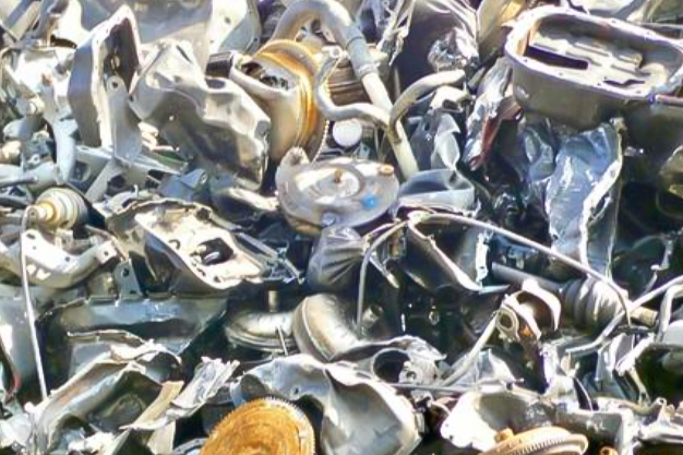 厚さが3～6mm程度の鉄スクラップのイメージ